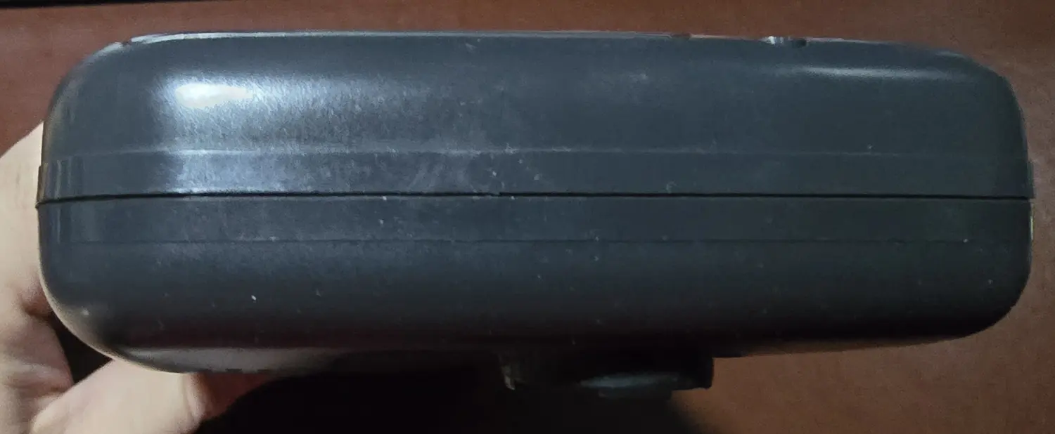 The opposite edge of the Game Gear shell