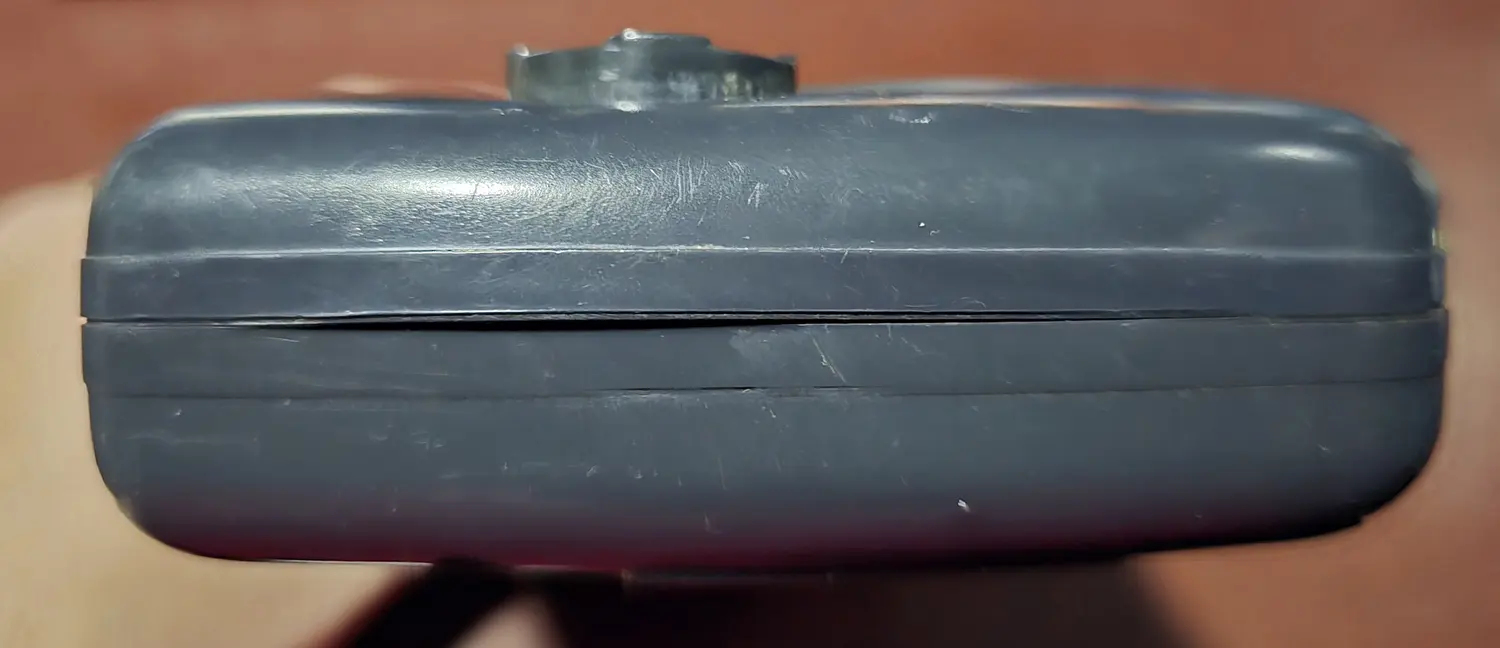 The opposite edge of the Game Gear shell