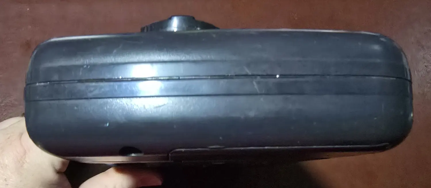 The opposite edge of the Game Gear shell