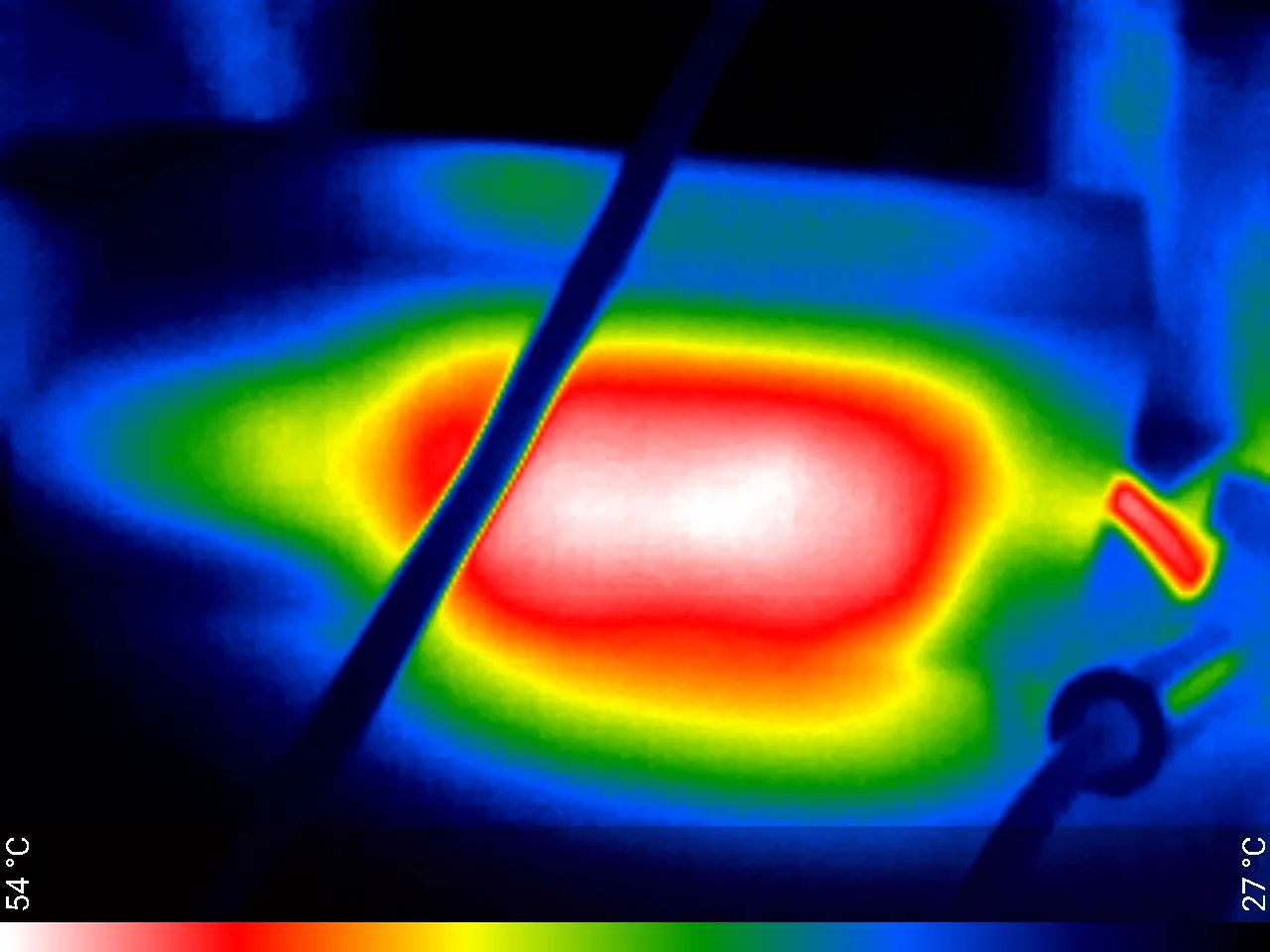 Thermal camera image of the outside of the sealed power supply at equilibrium under load, palette spanning 27 to 54 degrees Celsius