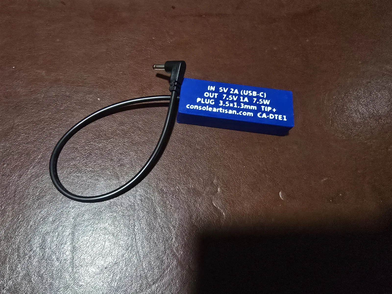 Back label of the TurboExpress adapter reading IN 5V 2A USB-C, OUT 7.5V 1A 7.5W, plug 3.5x1.35mm tip-positive, model CA-DTE1